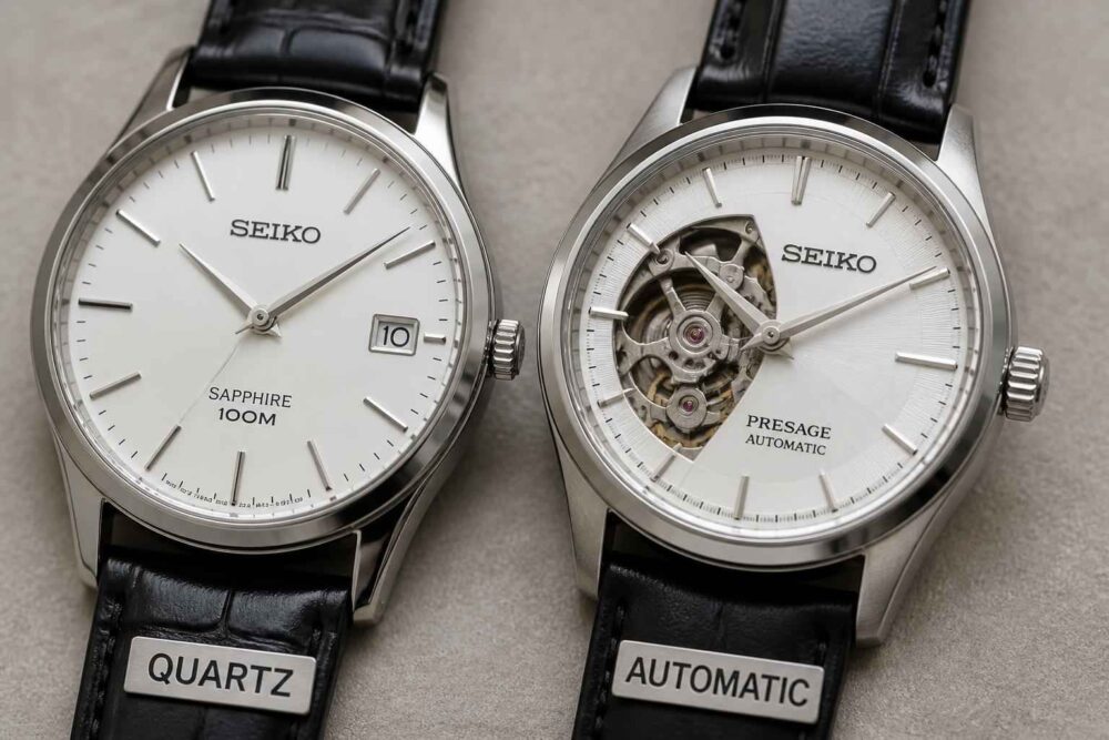 Dwa srebrne zegarki Seiko z czarnymi paskami, oznaczone jako Quartz i Automatic, z widocznym mechanizmem w jednym z nich