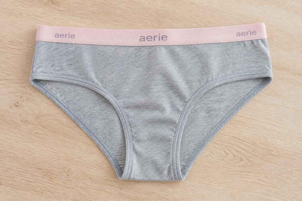 Szare damskie figi z różową gumką marki Aerie na drewnianej powierzchni